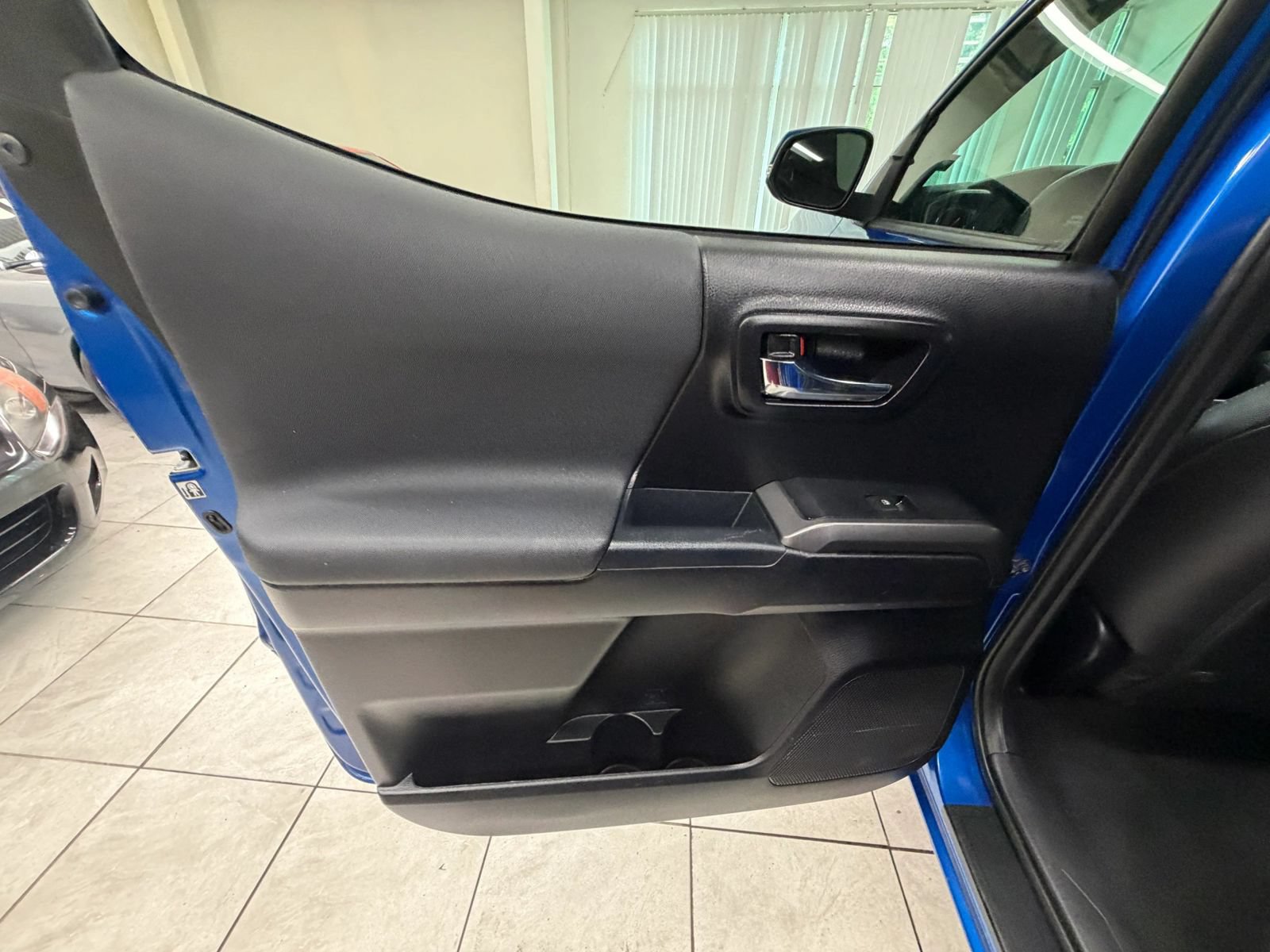 Used 2018 Toyota Tacoma TRD Sport w/ Technology Package AWD/4WD image 15