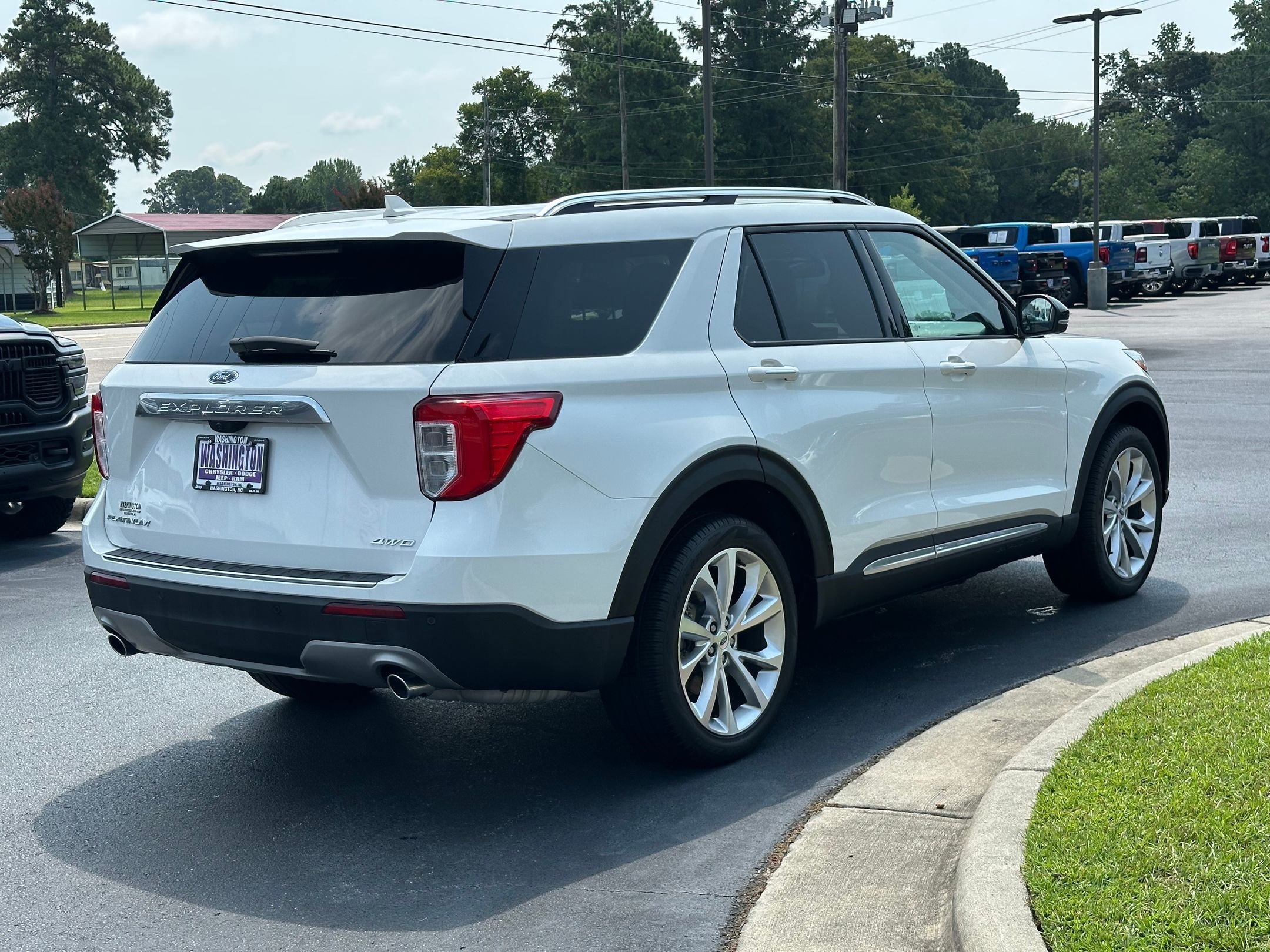 Used 2023 Ford Explorer Platinum AWD/4WD image 5