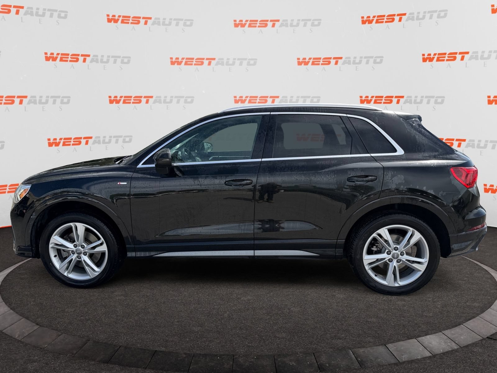 Used 2020 Audi Q3 2.0T Premium Plus w/ Premium Plus Package AWD/4WD image 2