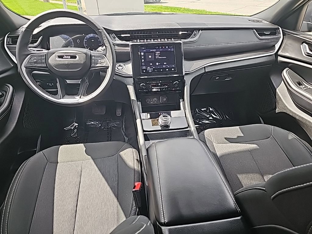 Certified 2025 Jeep Grand Cherokee Laredo w/ Luxury Tech Group I AWD/4WD image 17