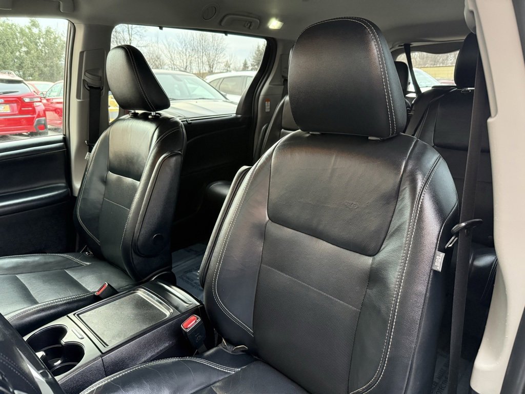 Used 2018 Toyota Sienna SE w/ Carpet Mat Package image 12