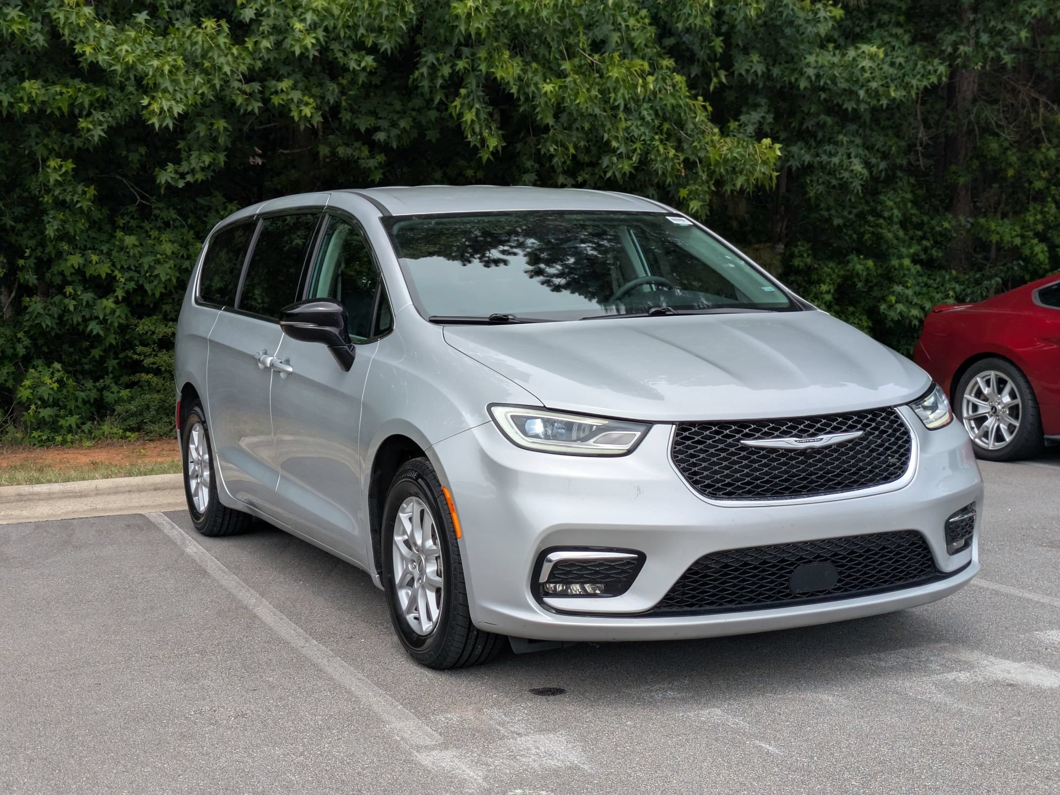 Used 2024 Chrysler Pacifica Touring-L FWD image 2