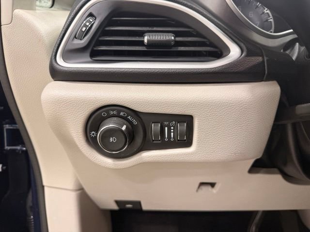 Used 2021 Chrysler Pacifica Touring-L FWD image 12