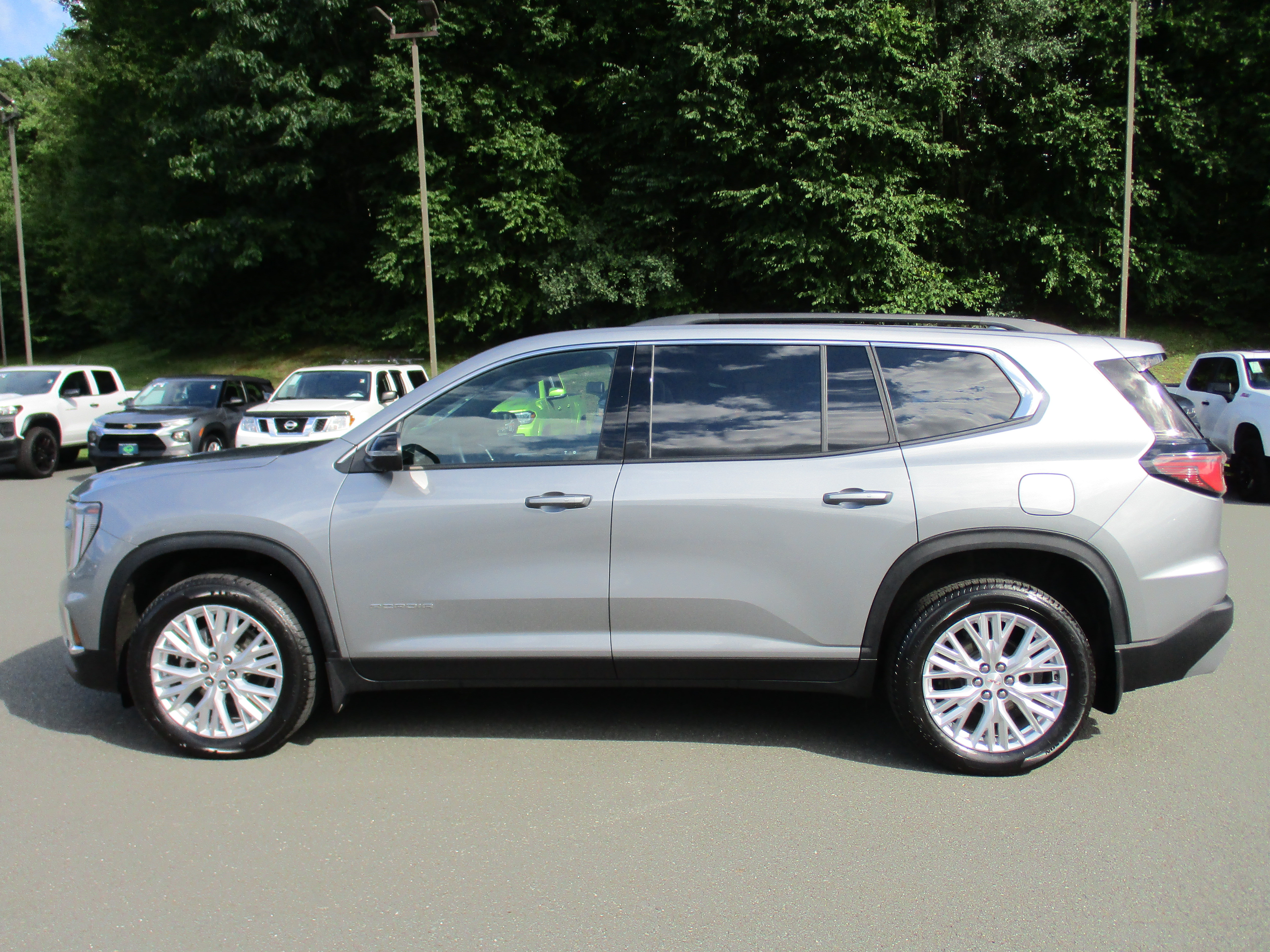 Used 2025 GMC Acadia Elevation w/ Elevation Premium Package AWD/4WD image 8
