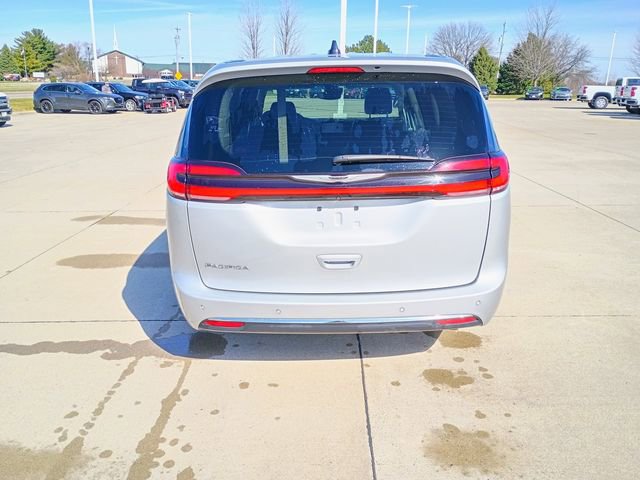Used 2024 Chrysler Pacifica Touring-L image 11
