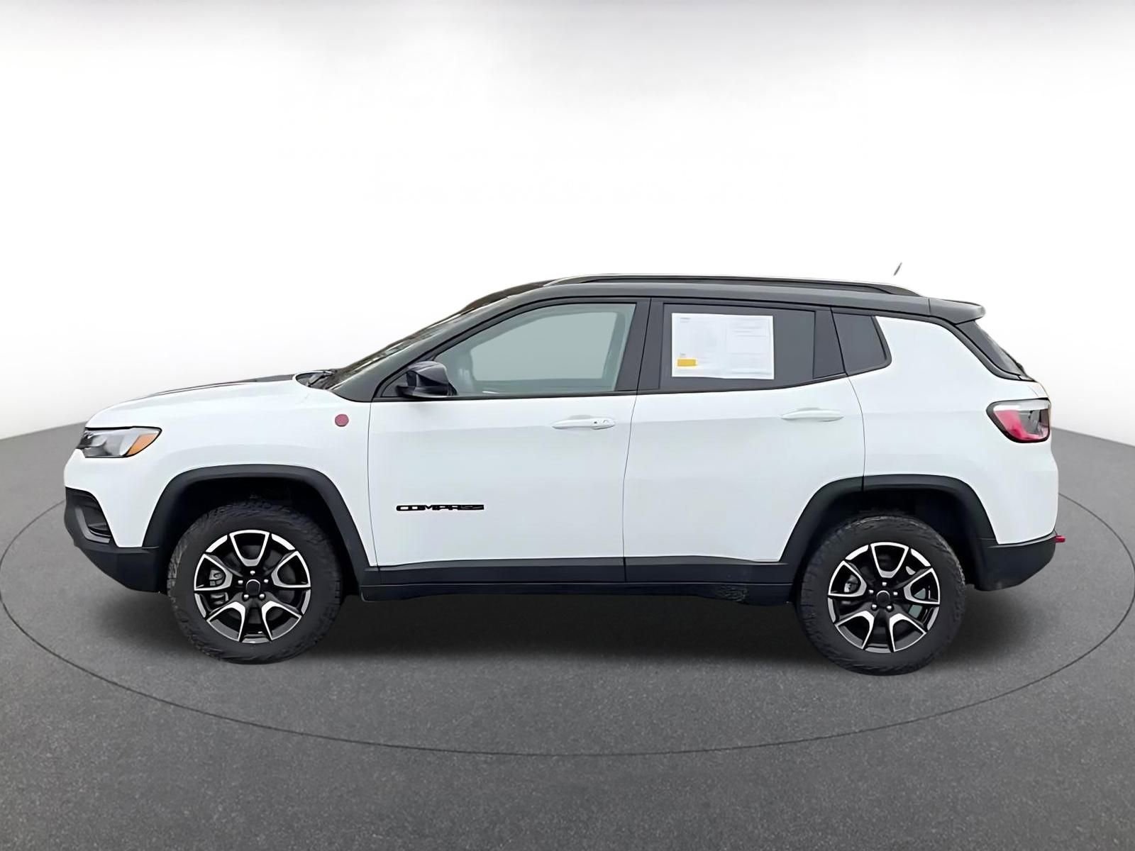 Used 2025 Jeep Compass Trailhawk image 9