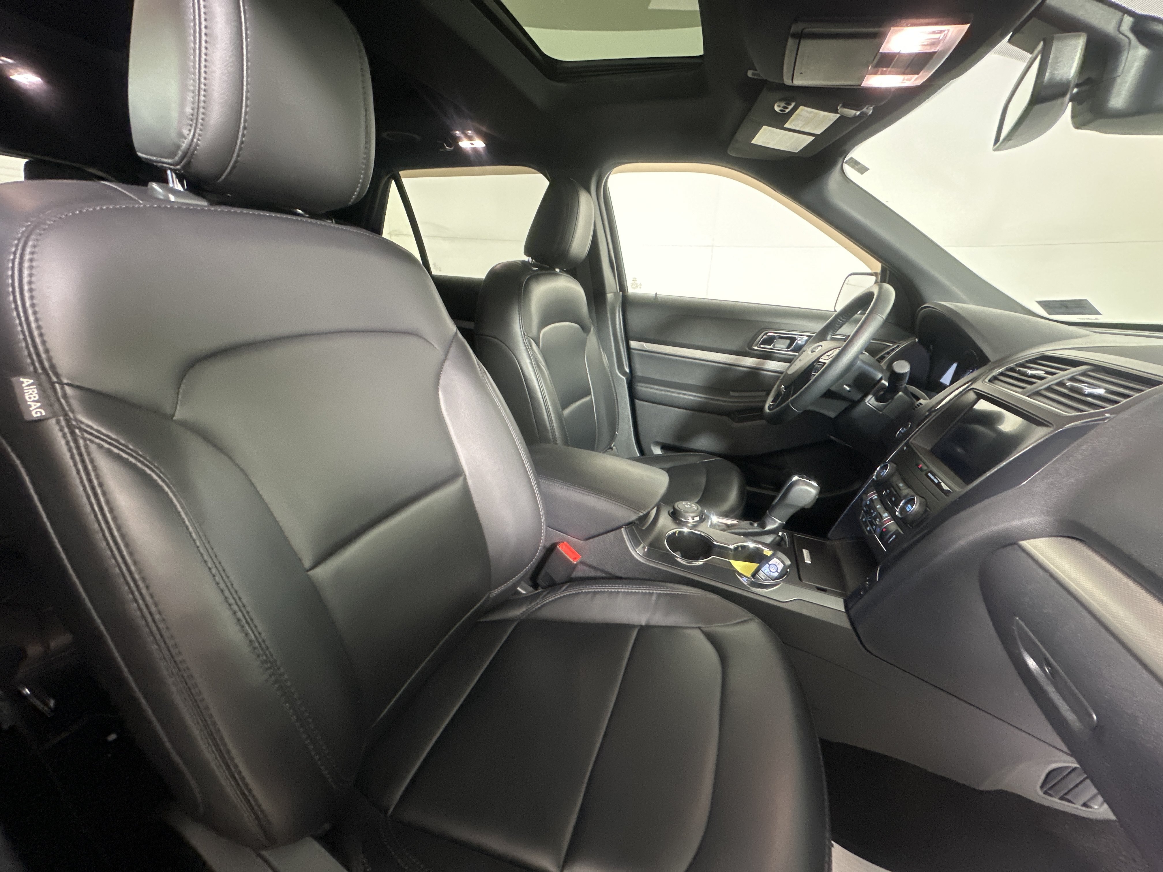 Used 2019 Ford Explorer XLT w/ Equipment Group 202A AWD/4WD image 27