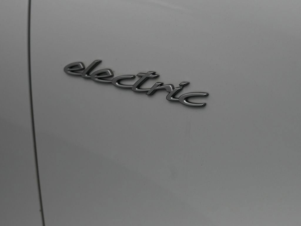 Certified 2025 Porsche Macan Electric image 31
