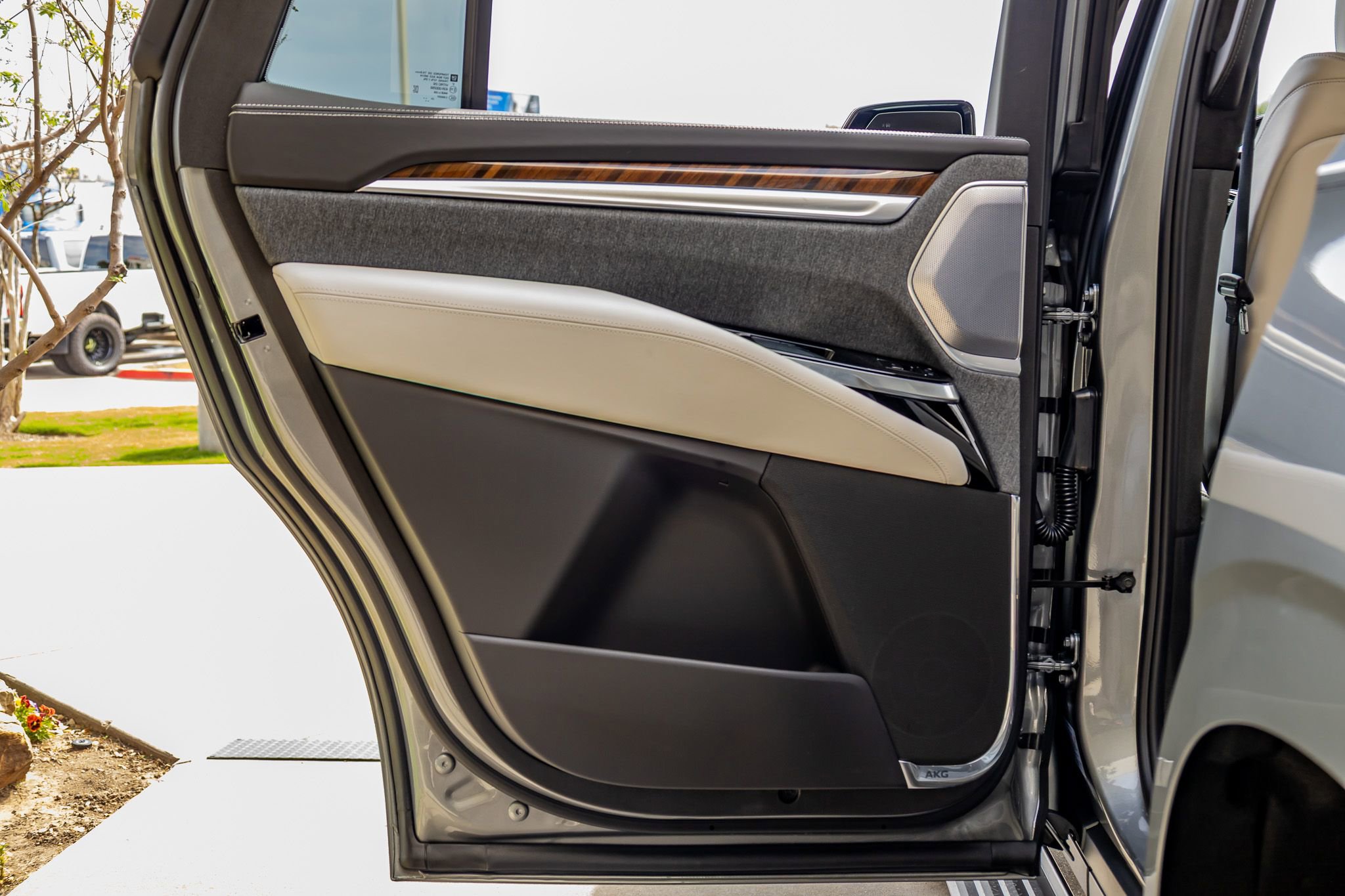 Used 2026 Cadillac Escalade Platinum Sport w/ LPO, ONYX Package image 41