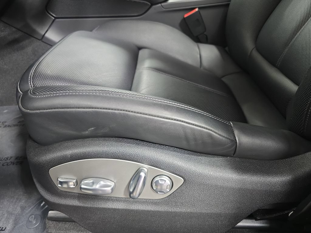 Certified 2025 Porsche Macan AWD/4WD image 23