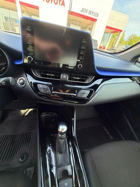 Used 2020 Toyota C-HR XLE FWD image 16