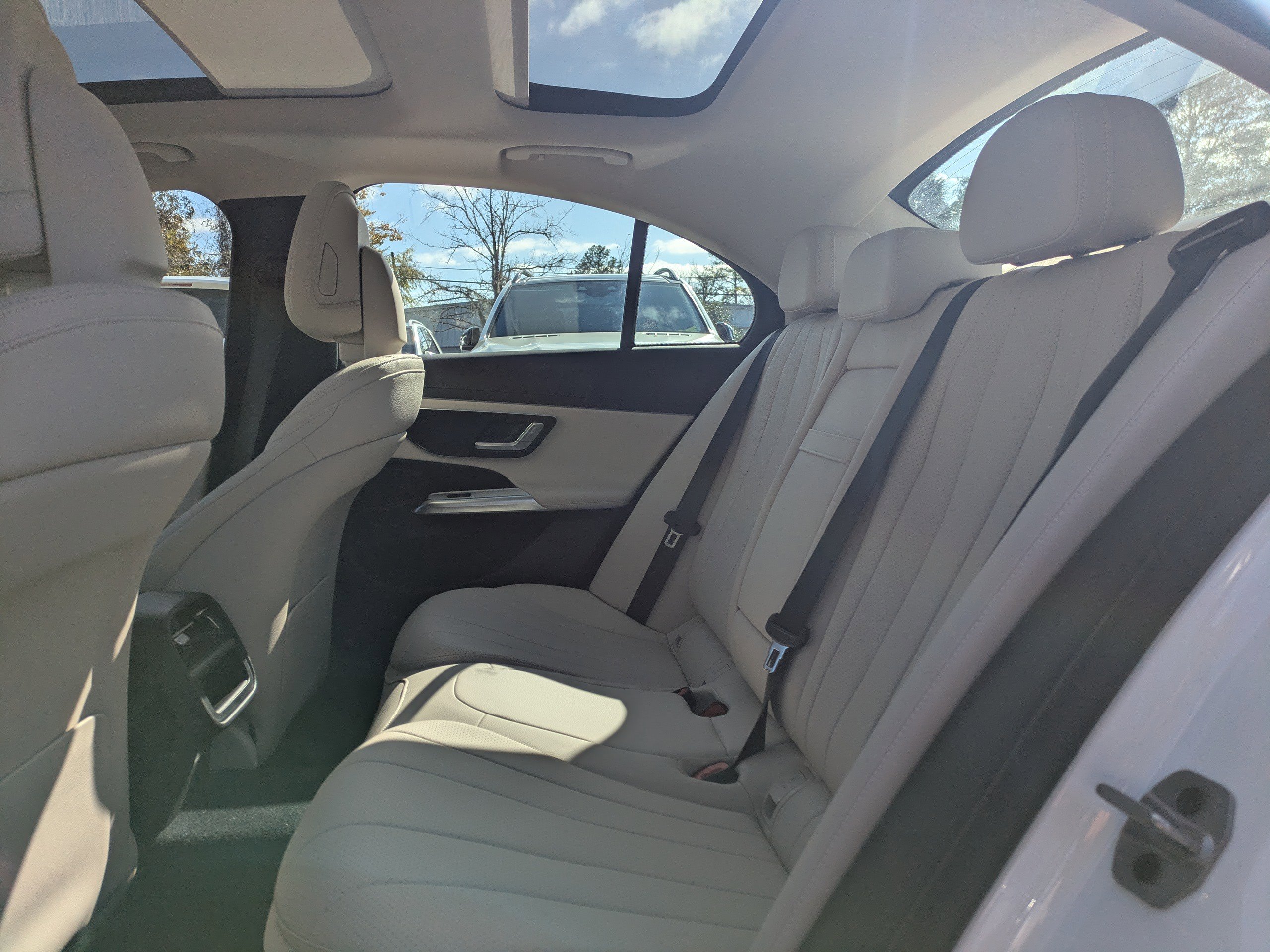 Used 2025 Mercedes-Benz E 350 4MATIC Sedan image 14