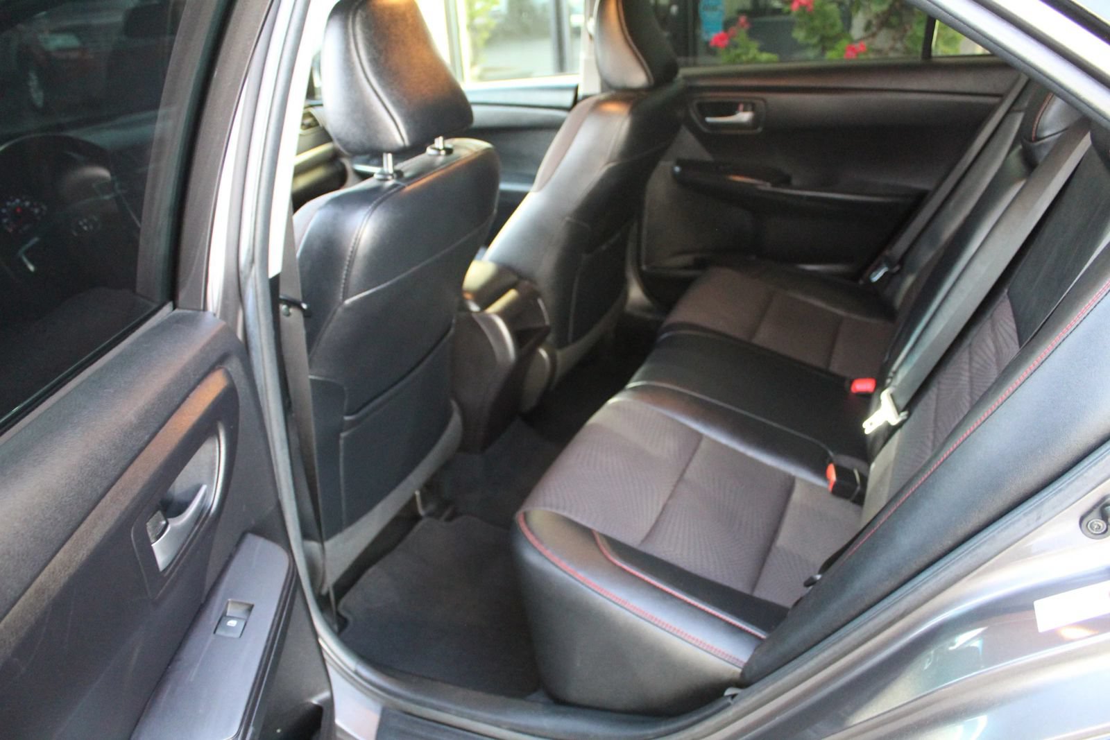 Used 2016 Toyota Camry SE FWD image 11