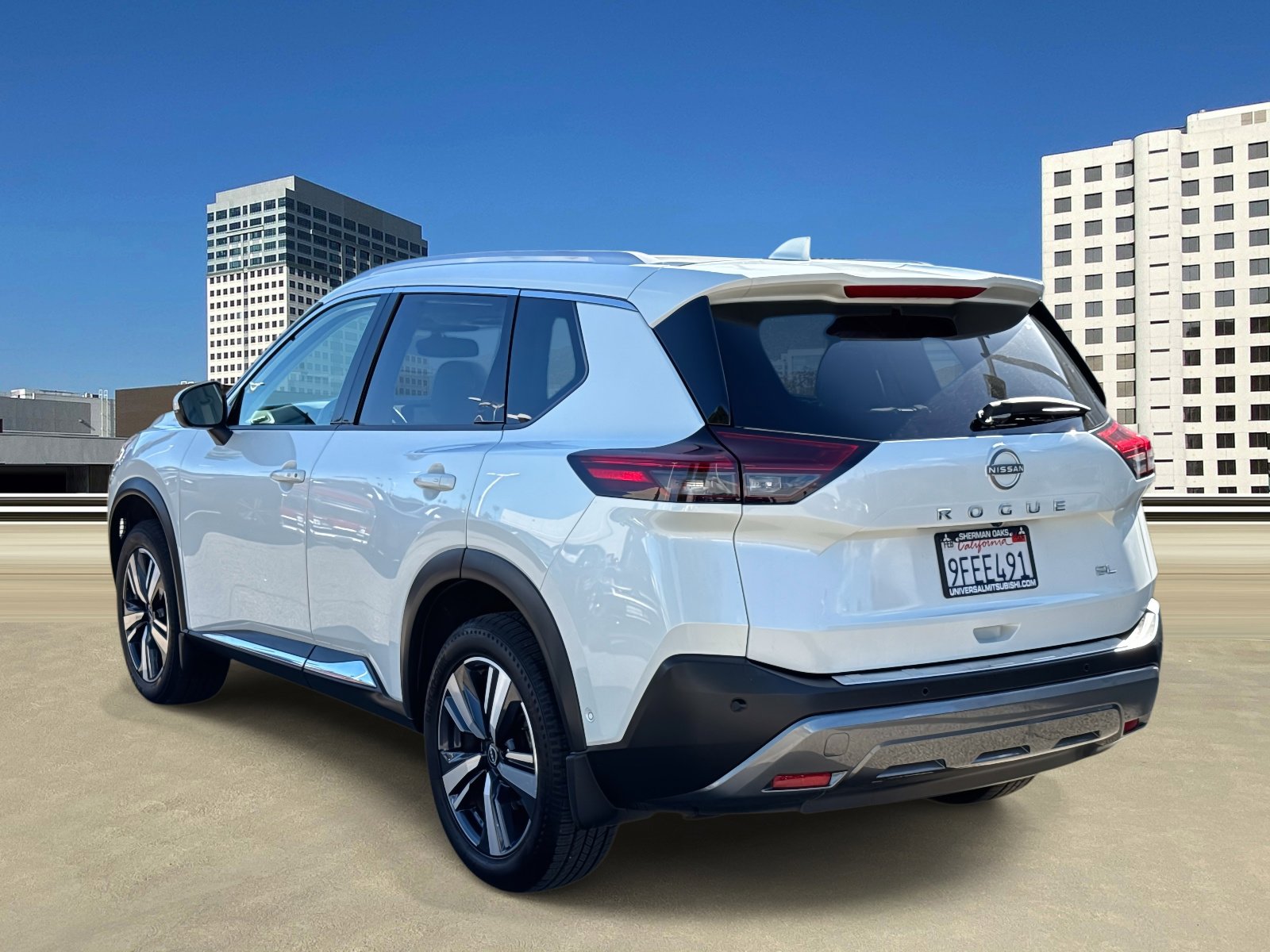 Used 2023 Nissan Rogue SL w/ SL Premium Package image 3