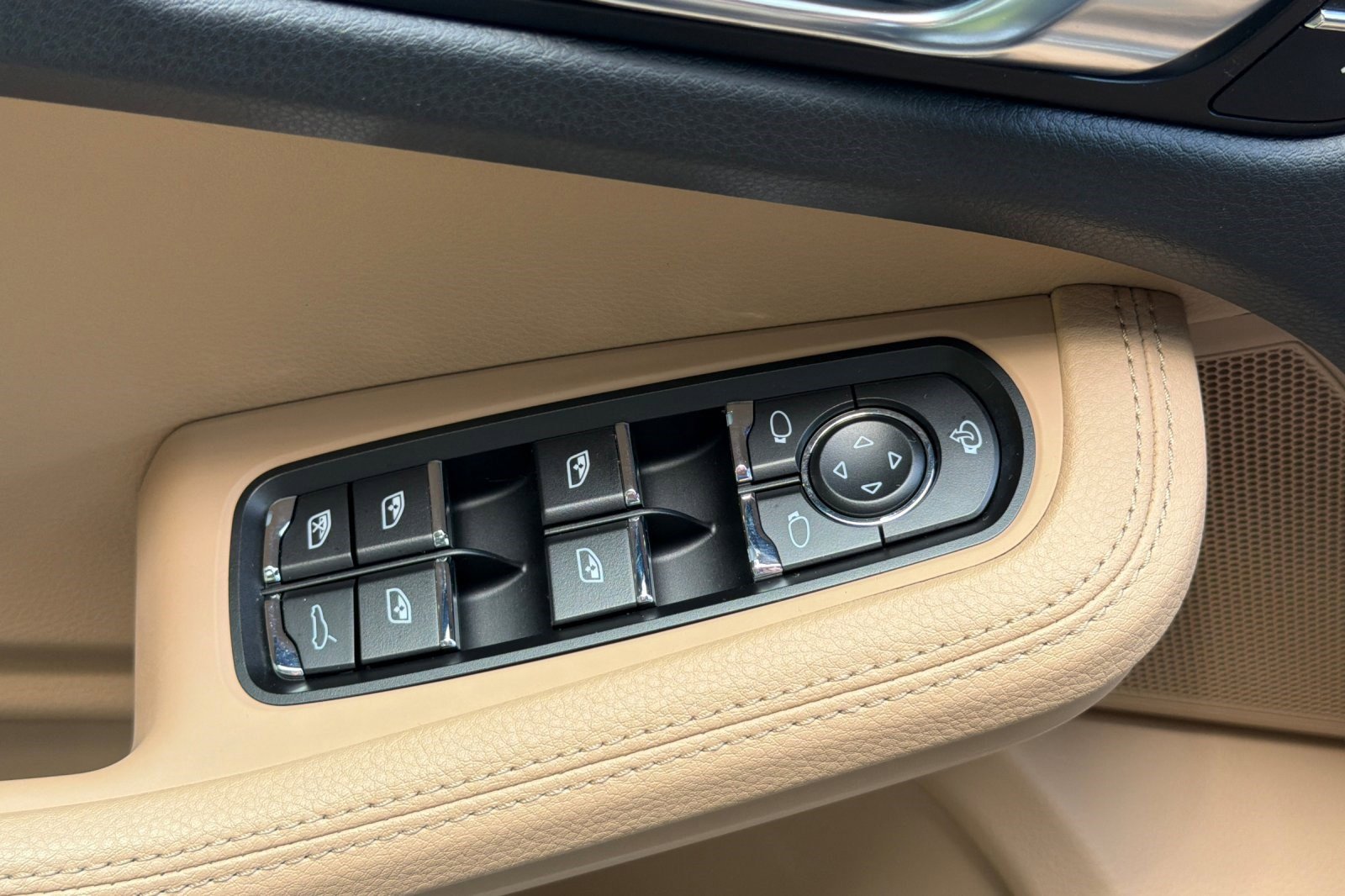 Used 2025 Porsche Macan image 13