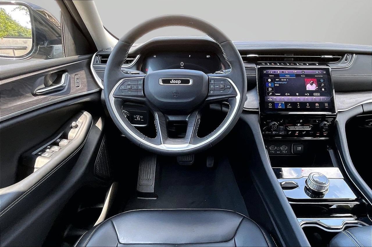 Certified 2023 Jeep Grand Cherokee Limited w/ Black Appearance Package AWD/4WD image 11