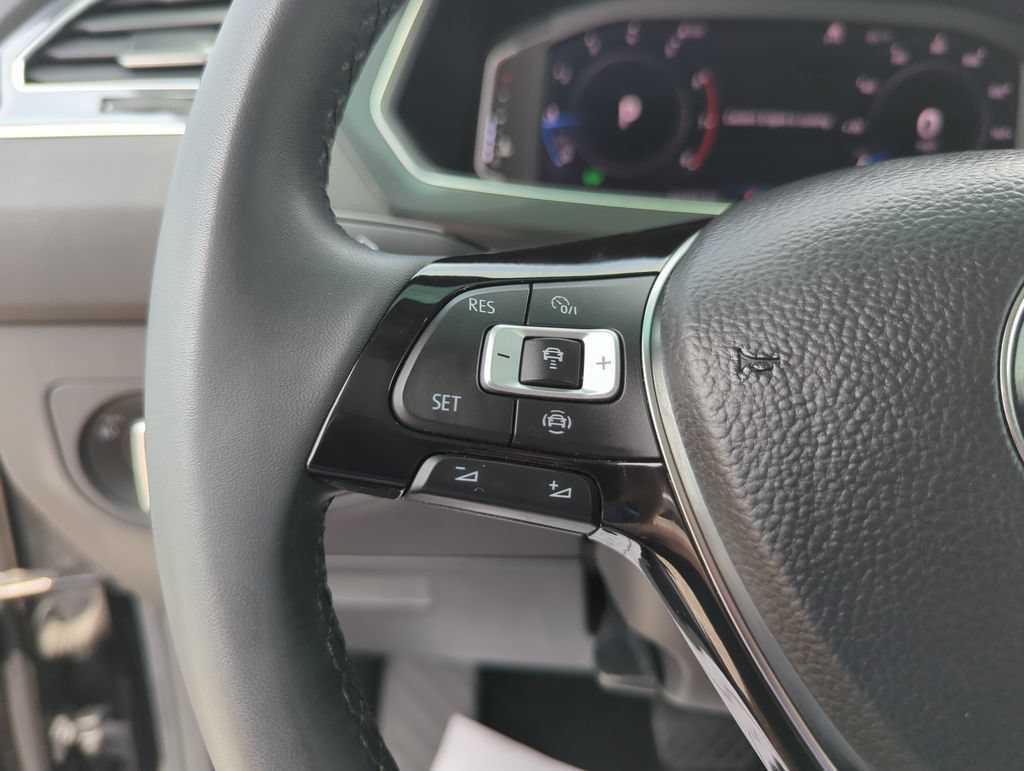 Used 2020 Volkswagen Tiguan SEL AWD/4WD image 44