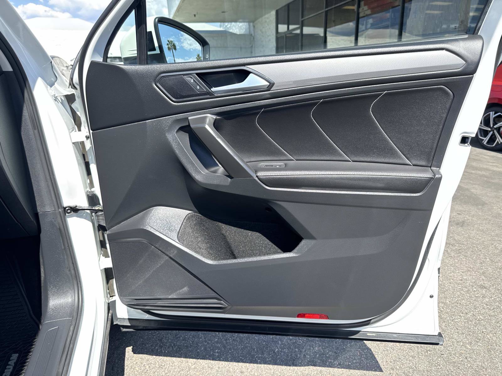 Certified 2023 Volkswagen Tiguan SE FWD image 32