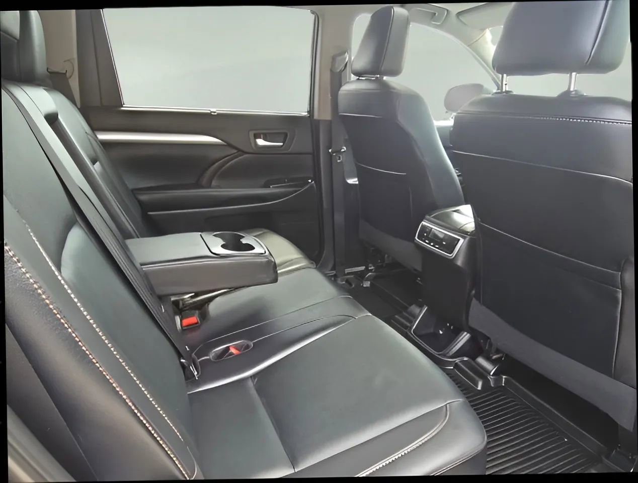 Used 2019 Toyota Highlander XLE AWD/4WD image 23