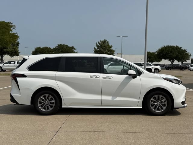 Certified 2023 Toyota Sienna LE FWD image 3