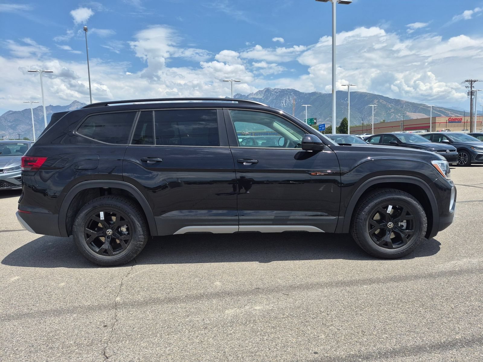 New 2026 Volkswagen Atlas Peak Edition AWD/4WD image 2