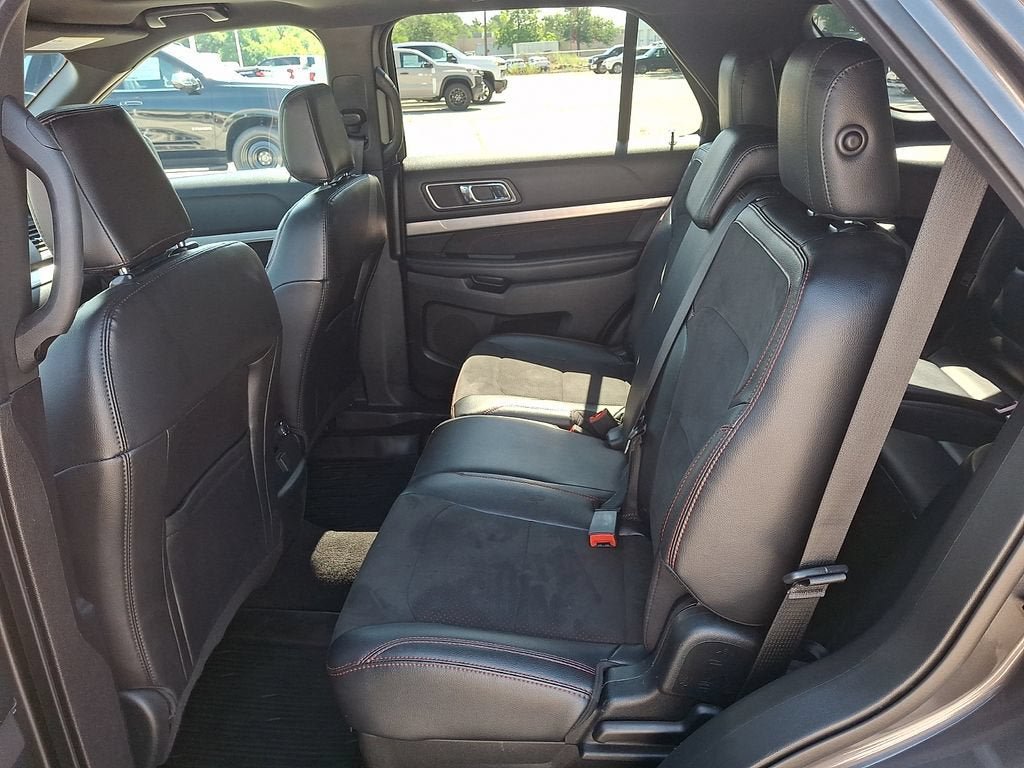 Used 2019 Ford Explorer XLT w/ Equipment Group 202A AWD/4WD image 11