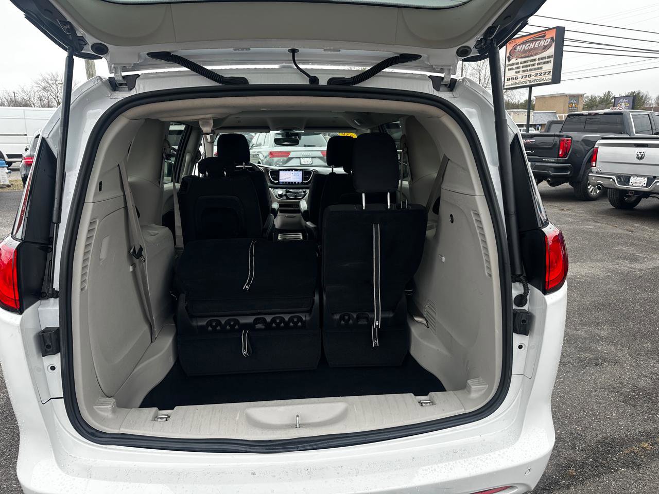 Used 2022 Chrysler Voyager LX image 20