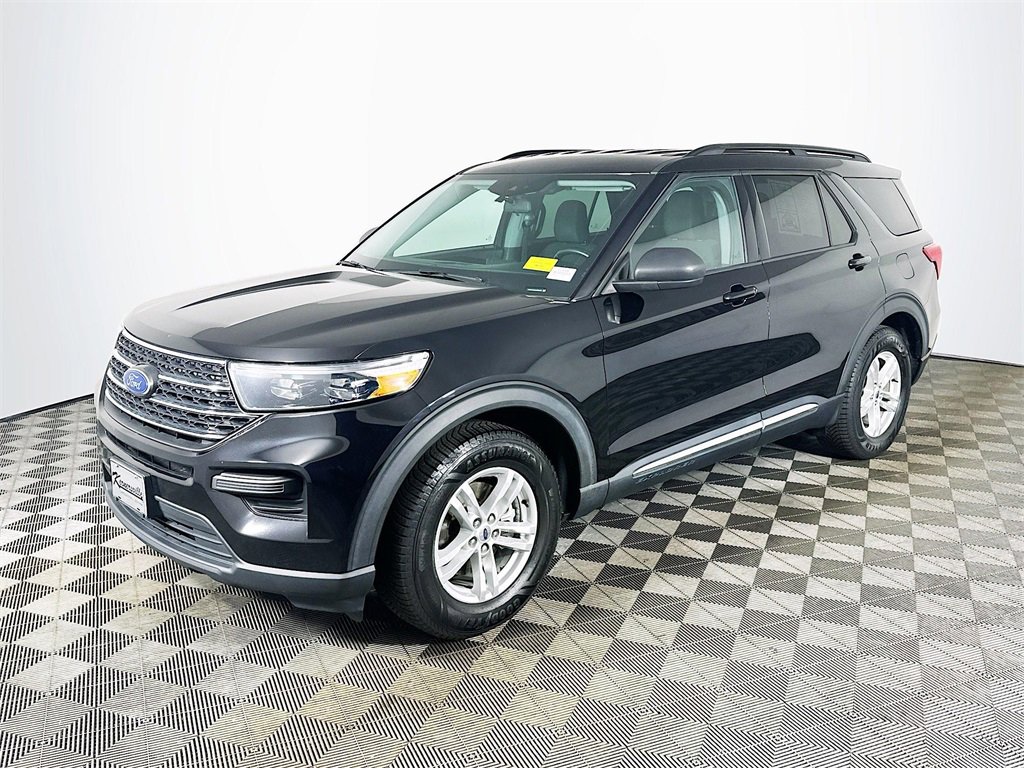 Used 2022 Ford Explorer XLT image 3