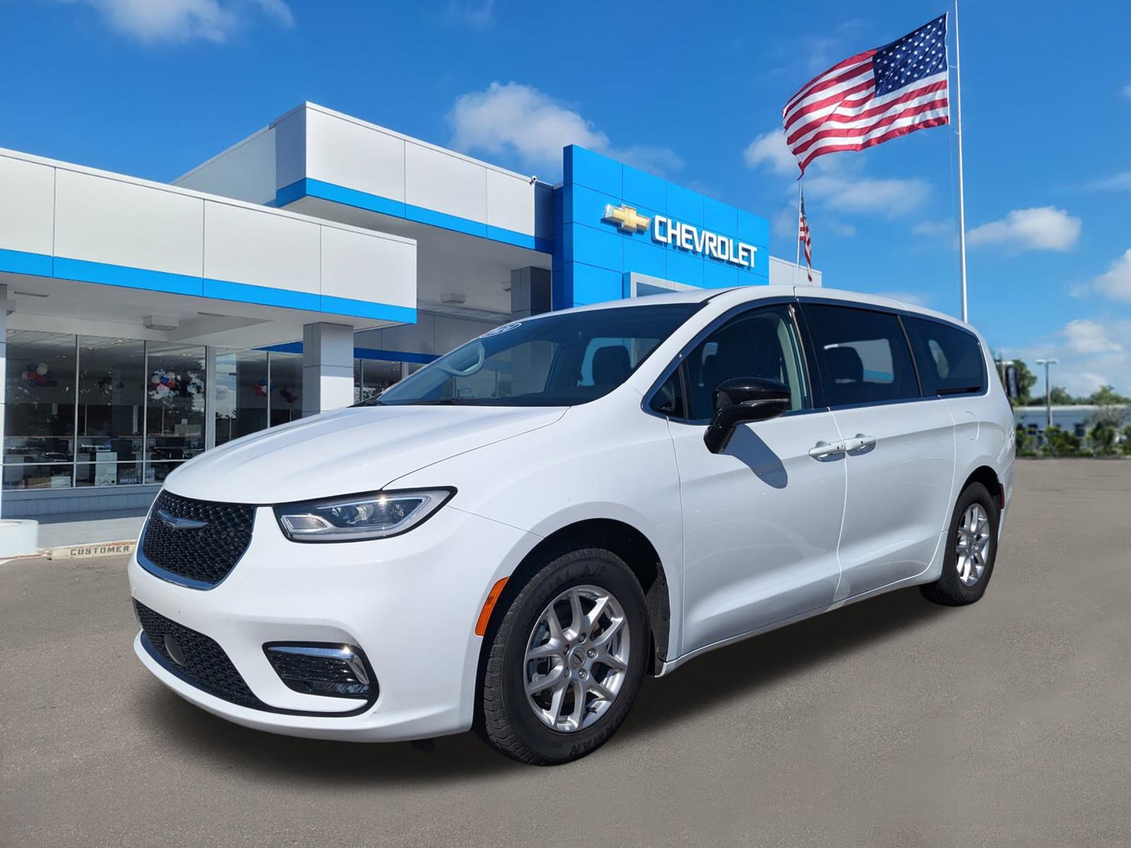 Used 2024 Chrysler Pacifica Touring-L image 8