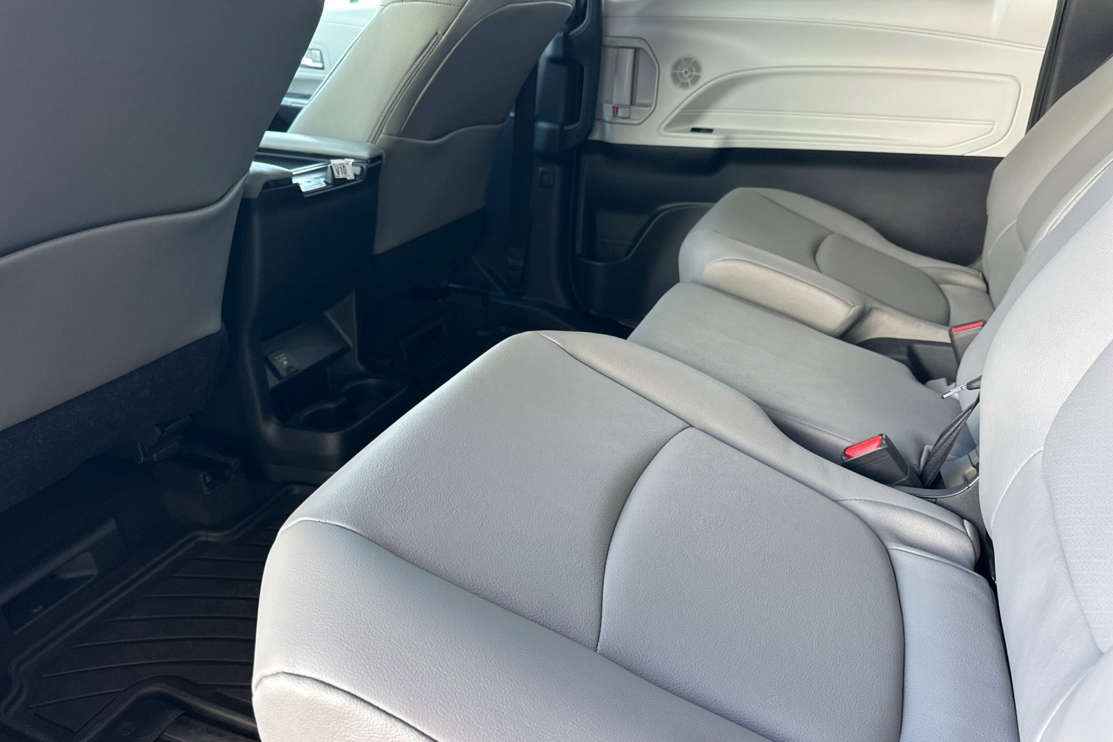 Certified 2026 Toyota Sienna XLE FWD image 12