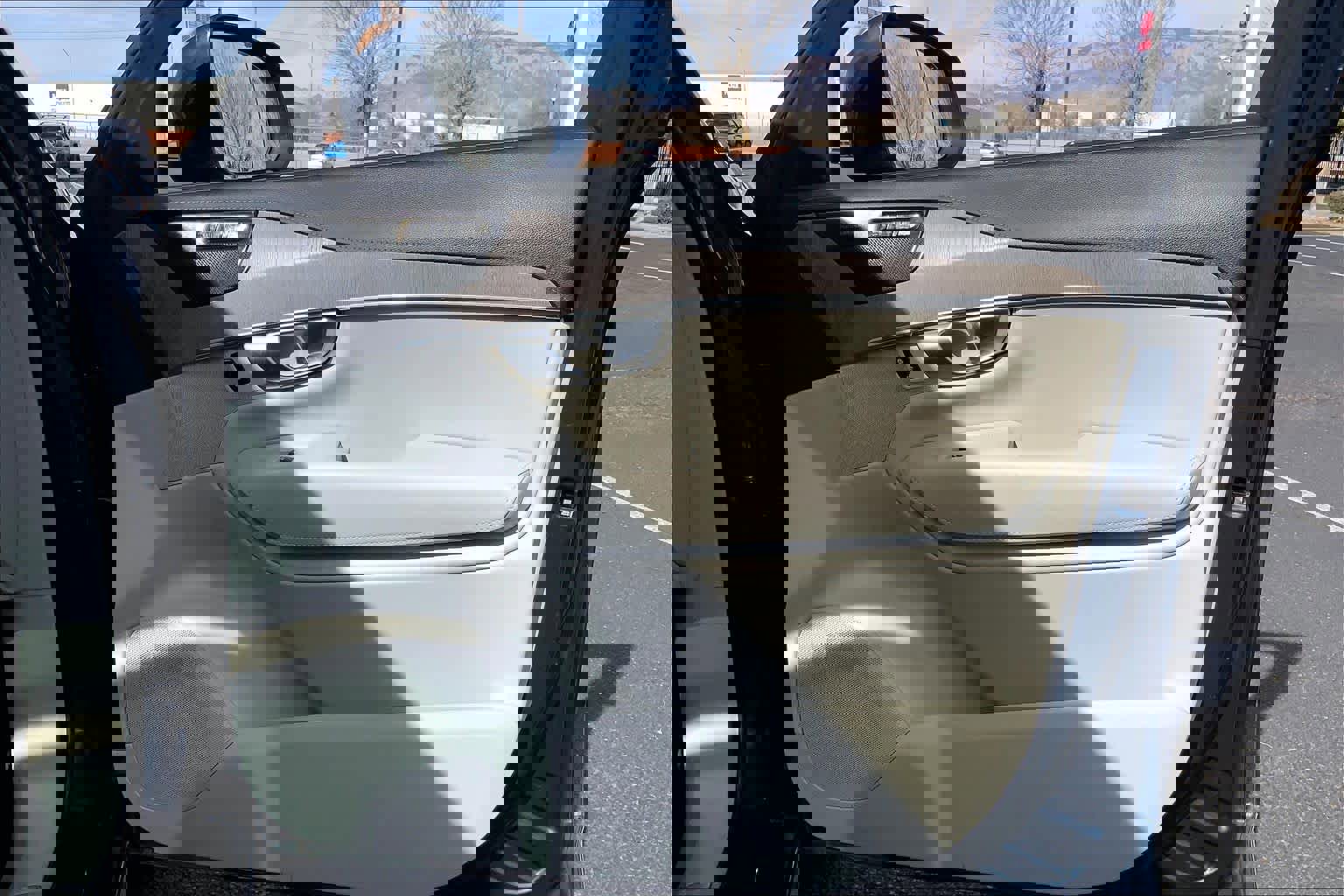 Used 2023 Volvo XC90 T8 Ultimate w/ Lounge Package image 23