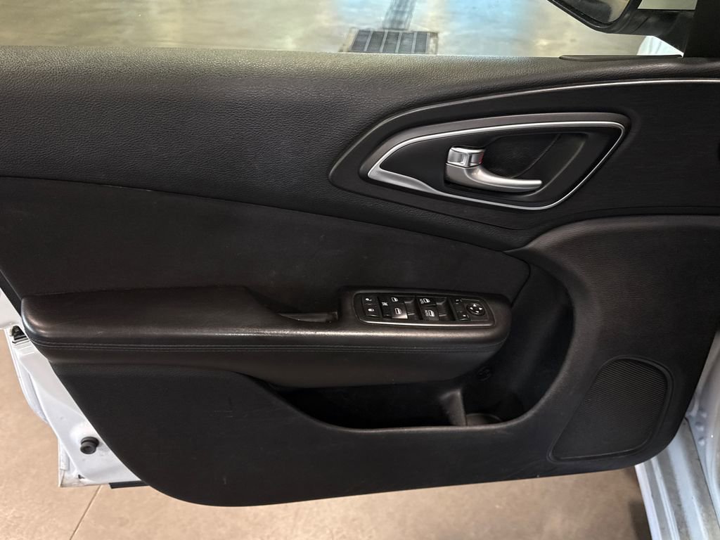 Used 2015 Chrysler 200 Limited w/ Convenience Group FWD image 7