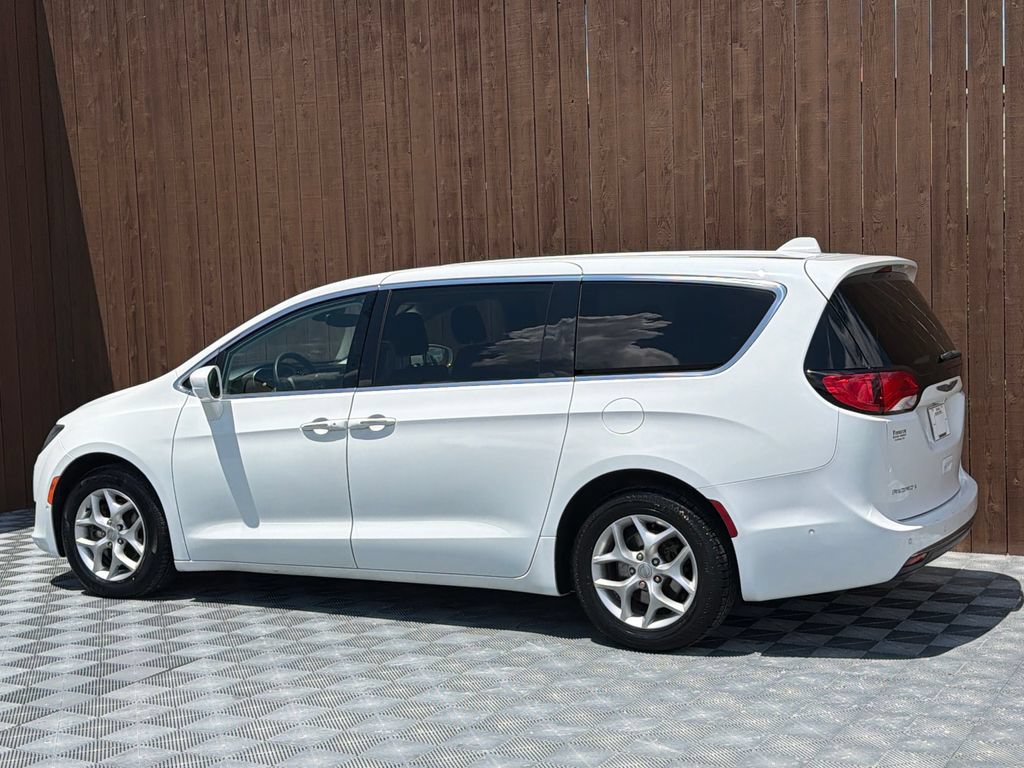 Used 2019 Chrysler Pacifica Touring Plus w/ Advanced Safetytec Group FWD image 18