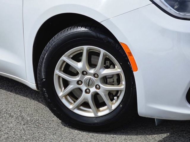 Used 2022 Chrysler Pacifica Touring-L FWD image 5