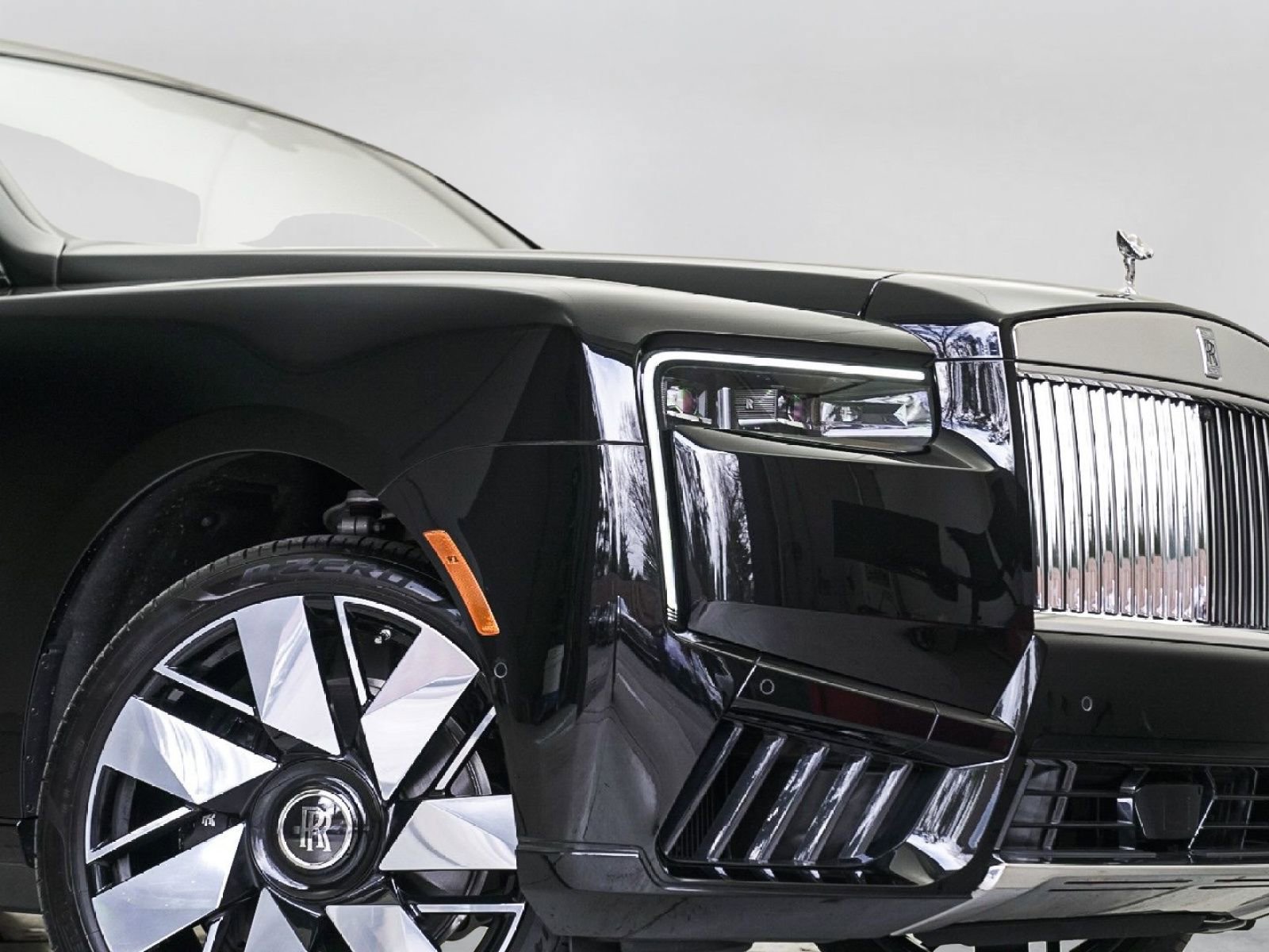 Certified 2025 Rolls-Royce Cullinan AWD/4WD image 2