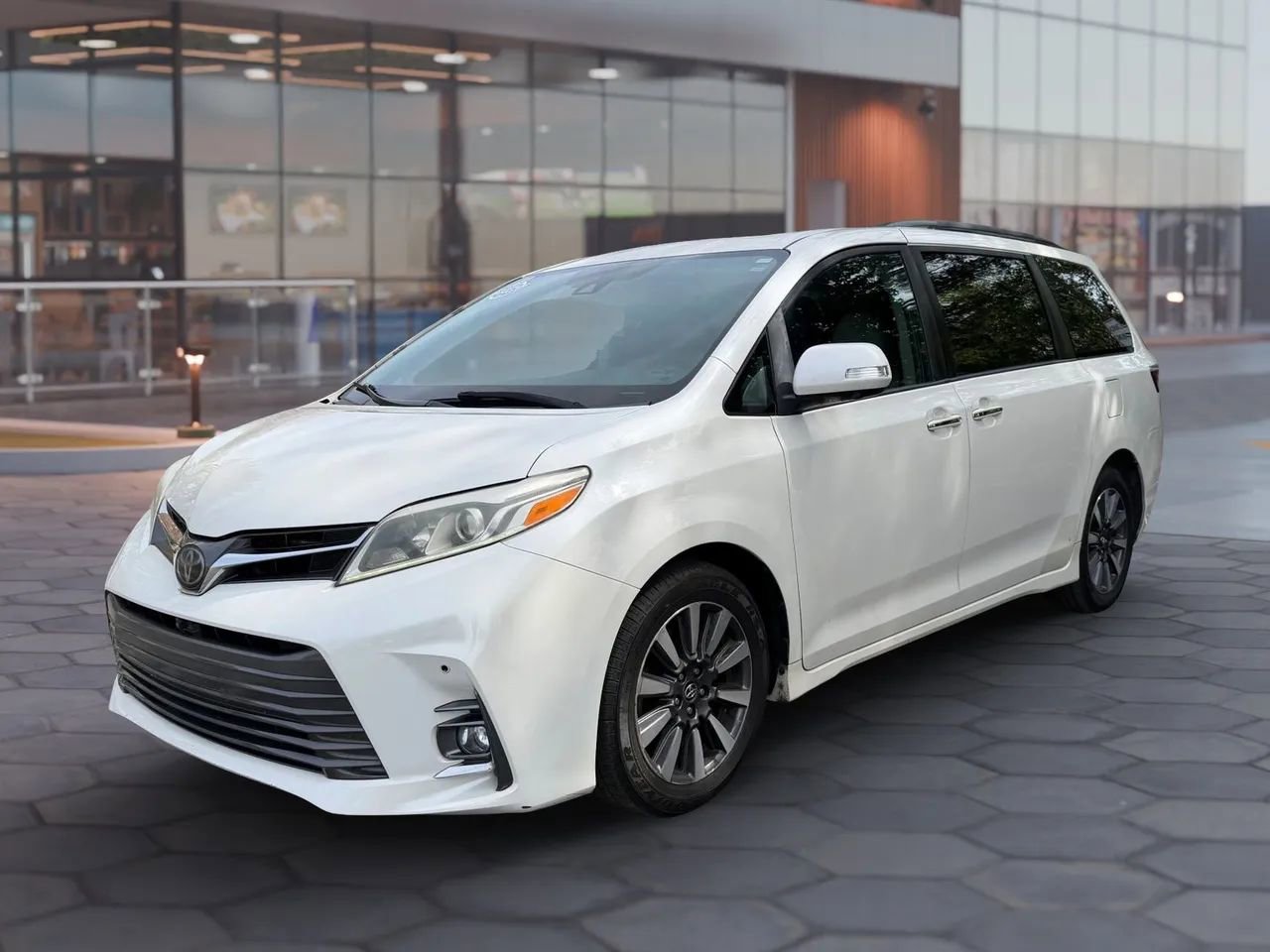 Used 2018 Toyota Sienna Limited Premium image 4