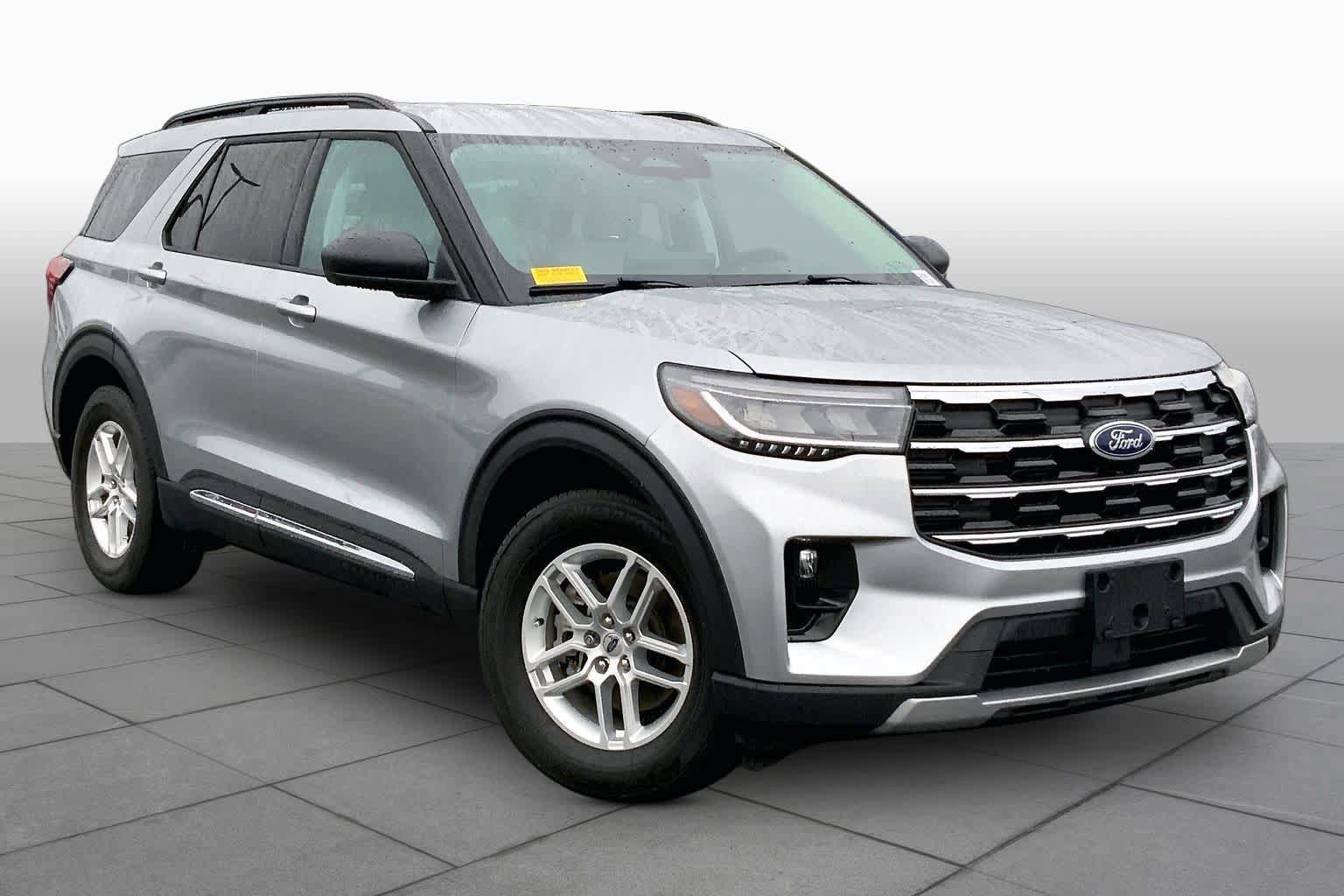 Used 2025 Ford Explorer Active w/ Active Comfort Package RWD image 3