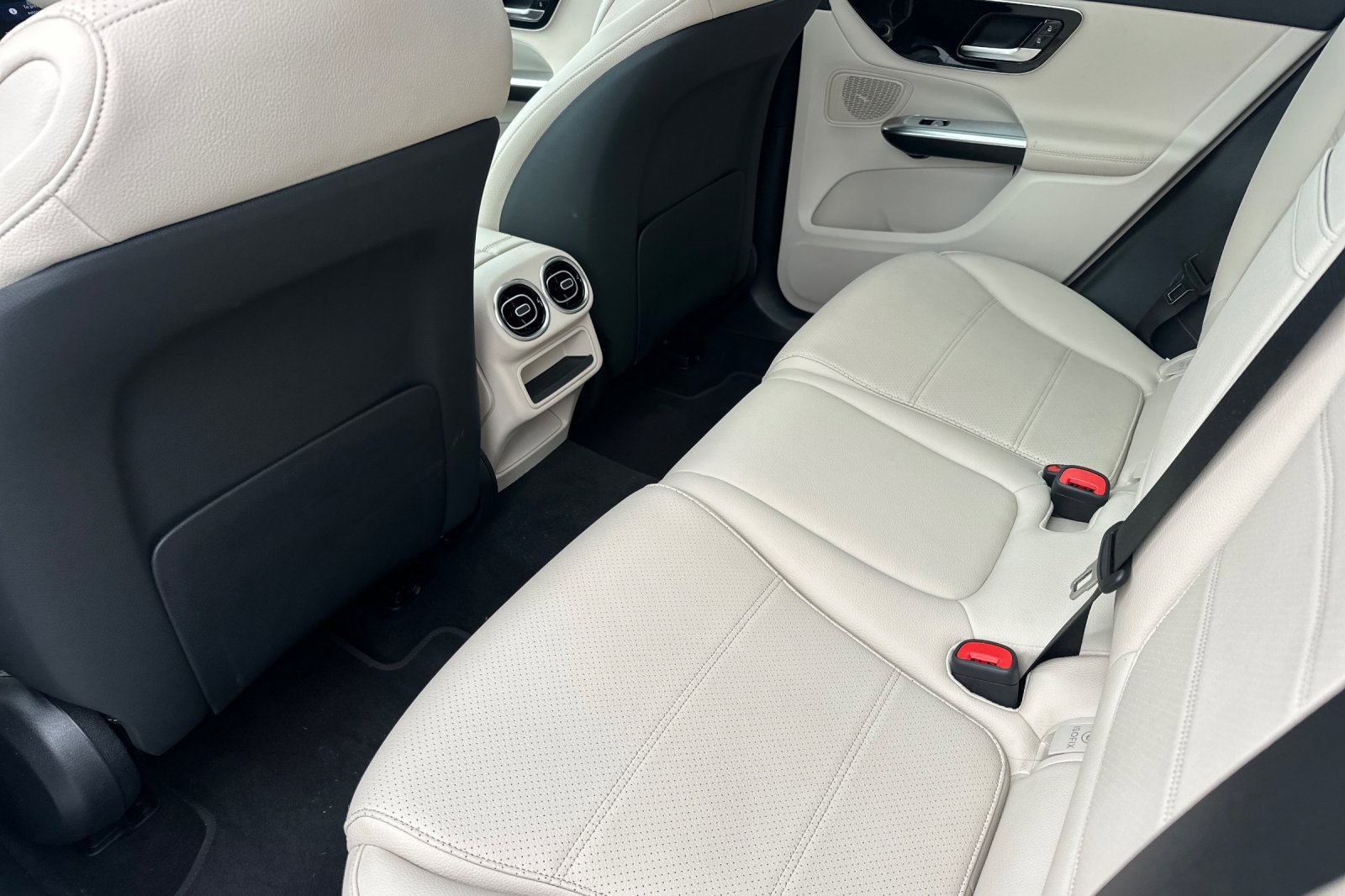 Used 2025 Mercedes-Benz GLC 300 4MATIC image 14