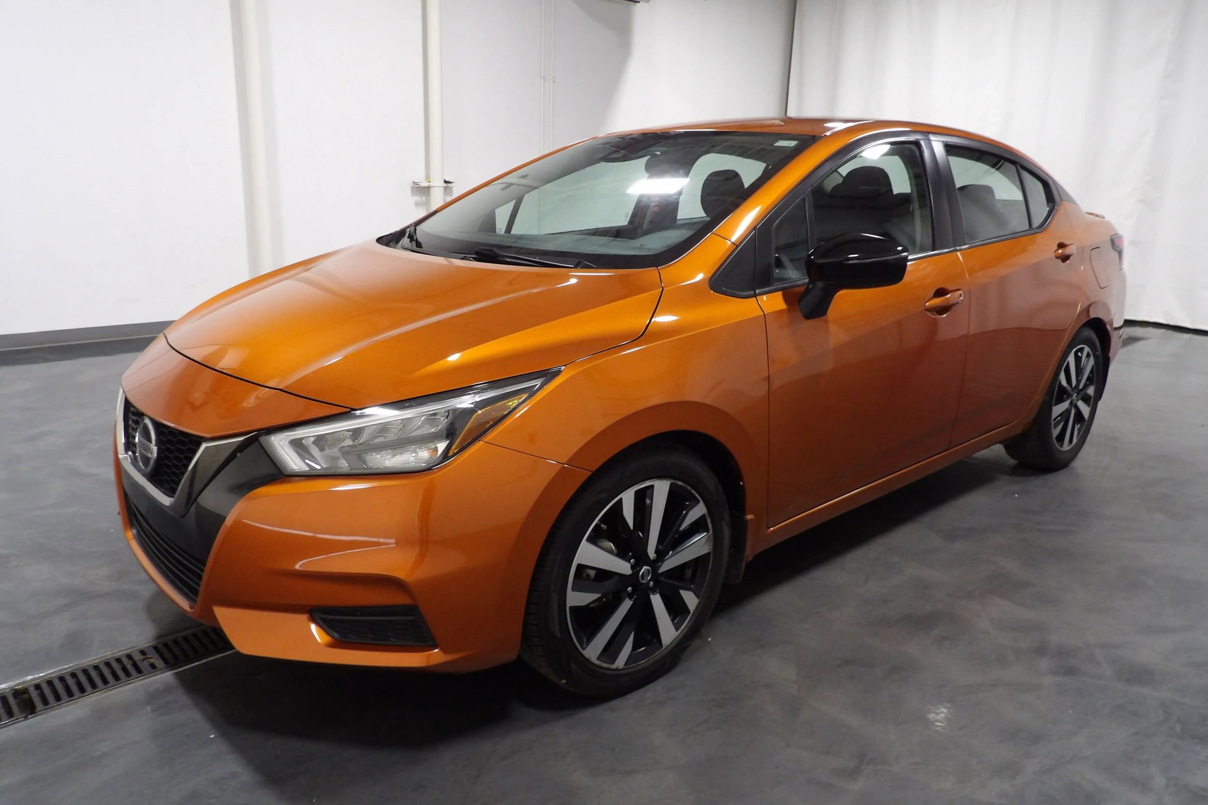Used 2022 Nissan Versa SR FWD image 4