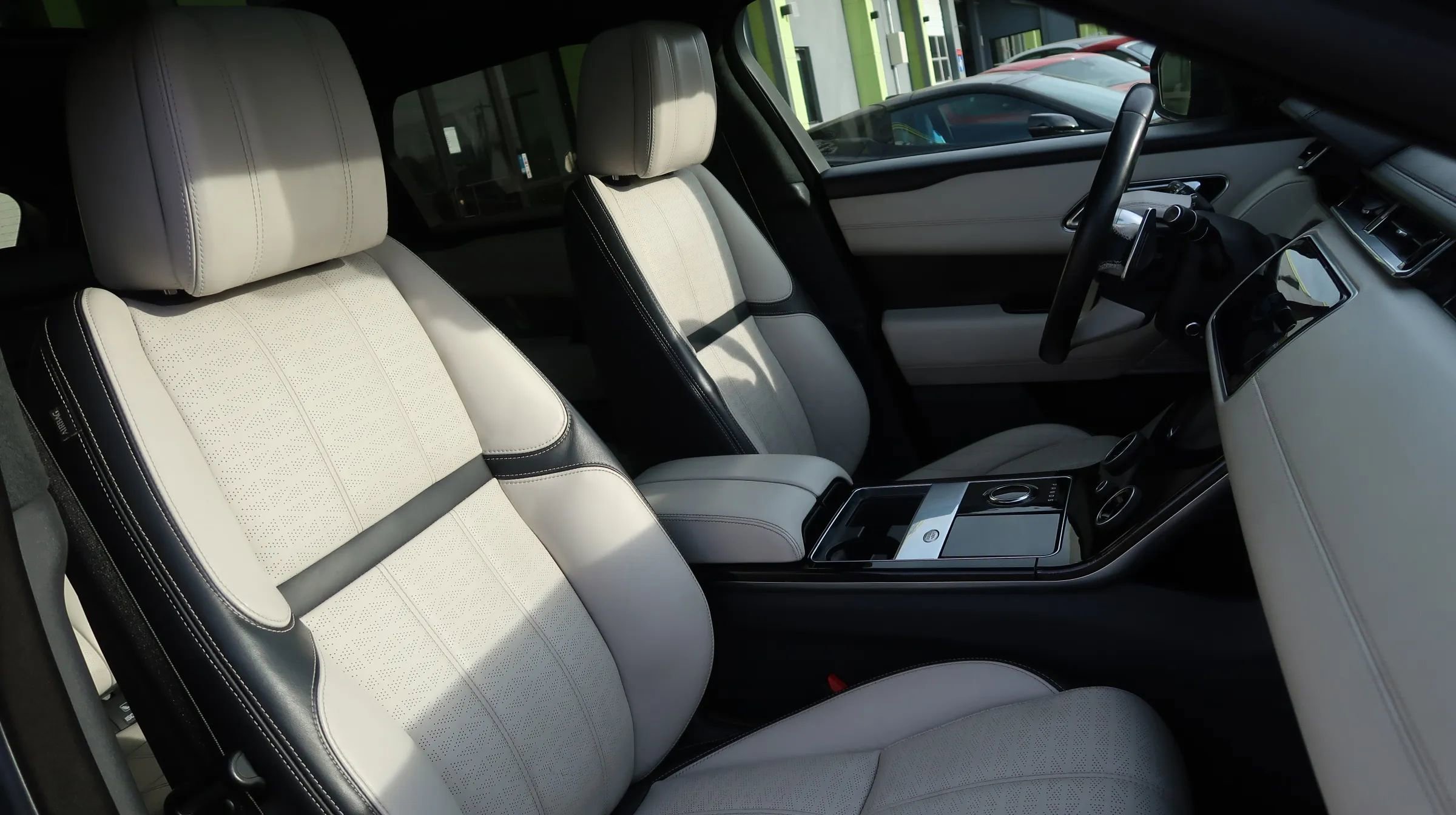 Used 2018 Land Rover Range Rover Velar image 26