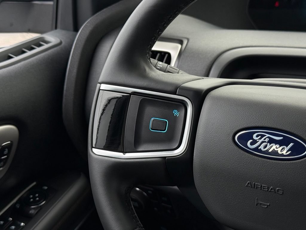 Used 2025 Ford Expedition Active AWD/4WD image 9