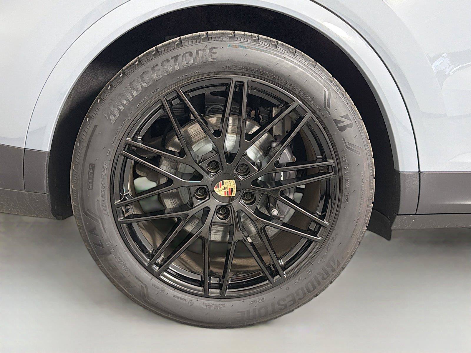 Certified 2025 Porsche Cayenne AWD/4WD image 13