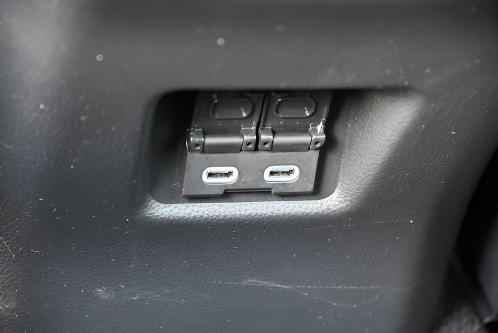 Used 2025 Toyota RAV4 XLE FWD image 30