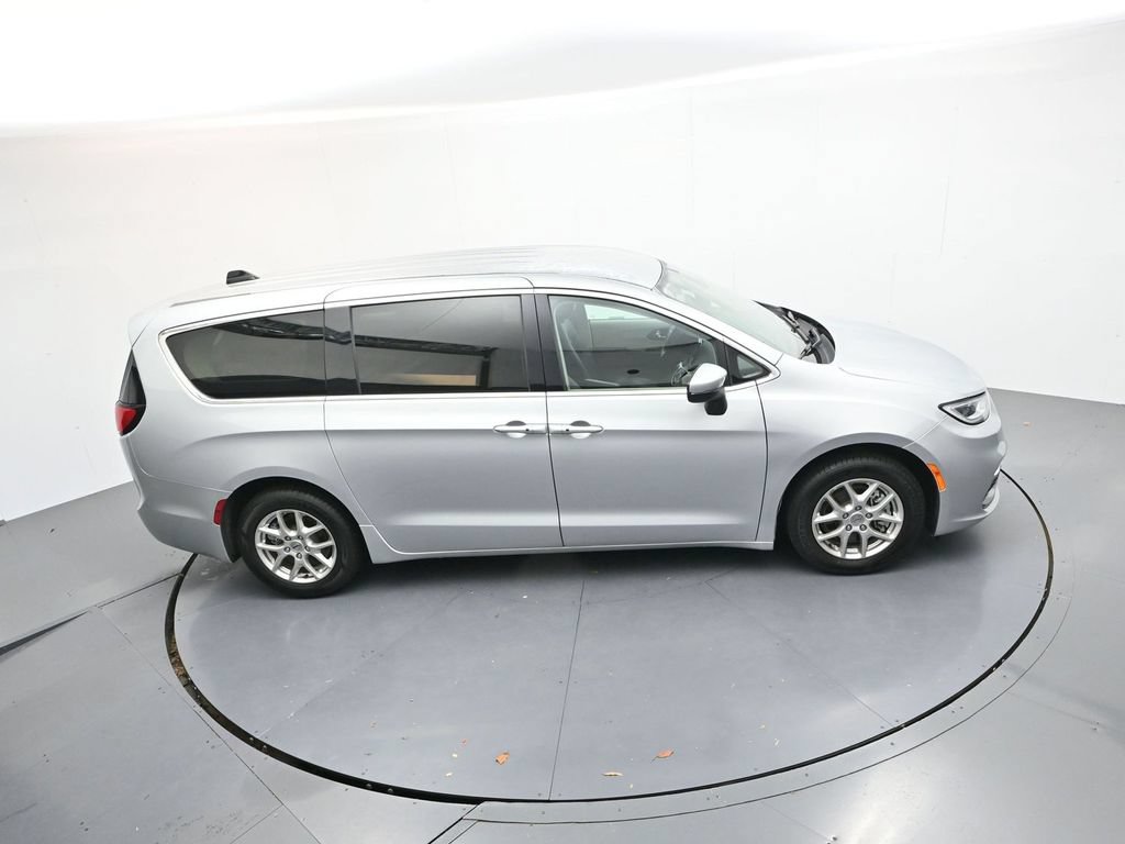 Used 2023 Chrysler Pacifica Touring-L FWD image 25