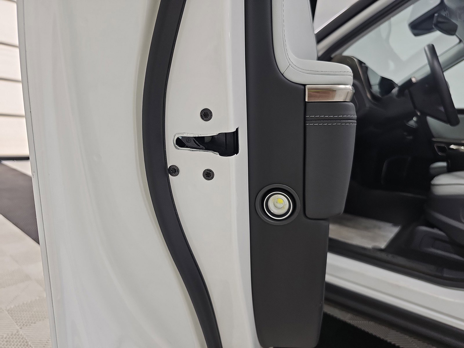 Used 2023 Rivian R1T Adventure image 30