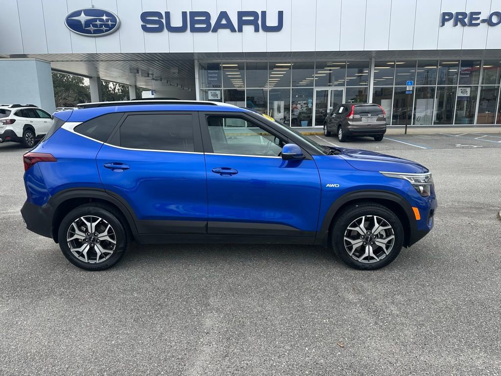 Used 2023 Kia Seltos EX image 2