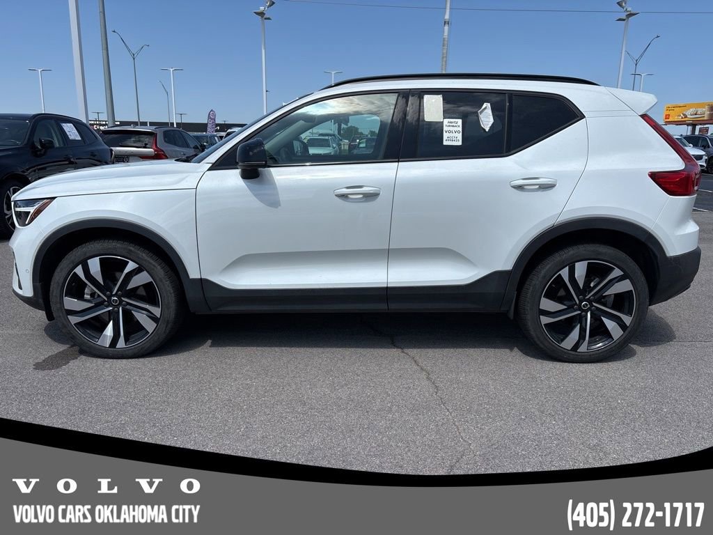 Used 2025 Volvo XC40 B5 Plus image 2
