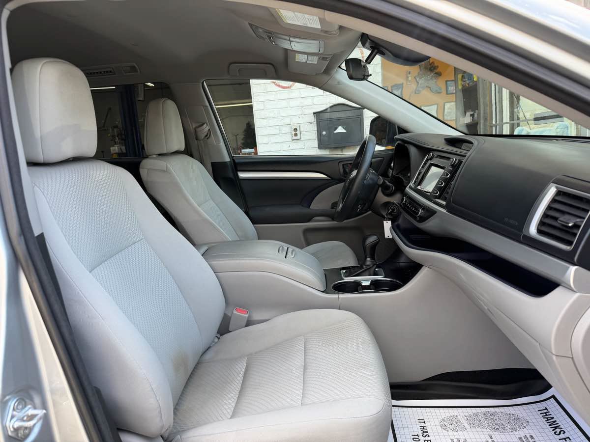 Used 2017 Toyota Highlander LE AWD/4WD image 10