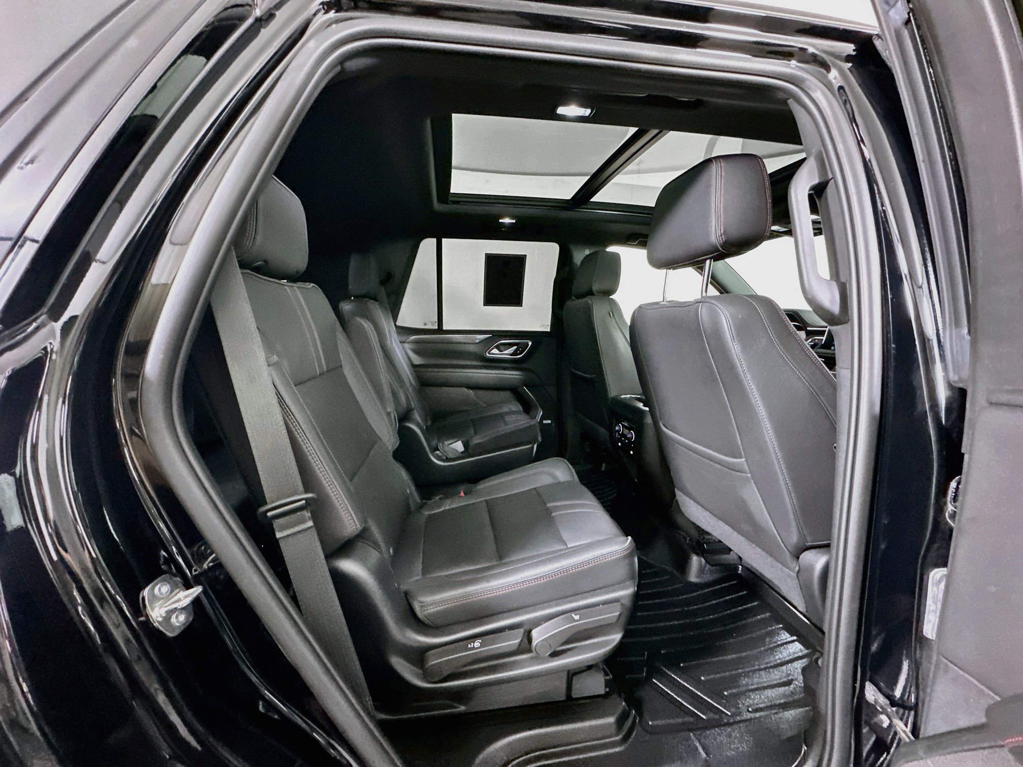 Used 2023 Chevrolet Tahoe RST w/ Luxury Package AWD/4WD image 32