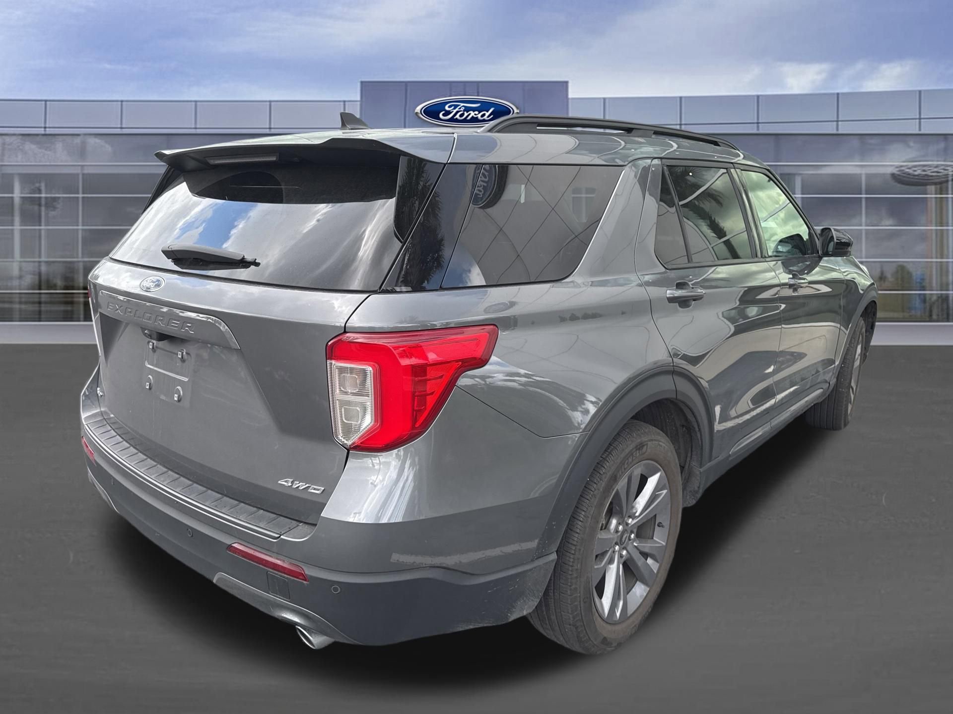 Used 2023 Ford Explorer XLT w/ Equipment Group 202A AWD/4WD image 4